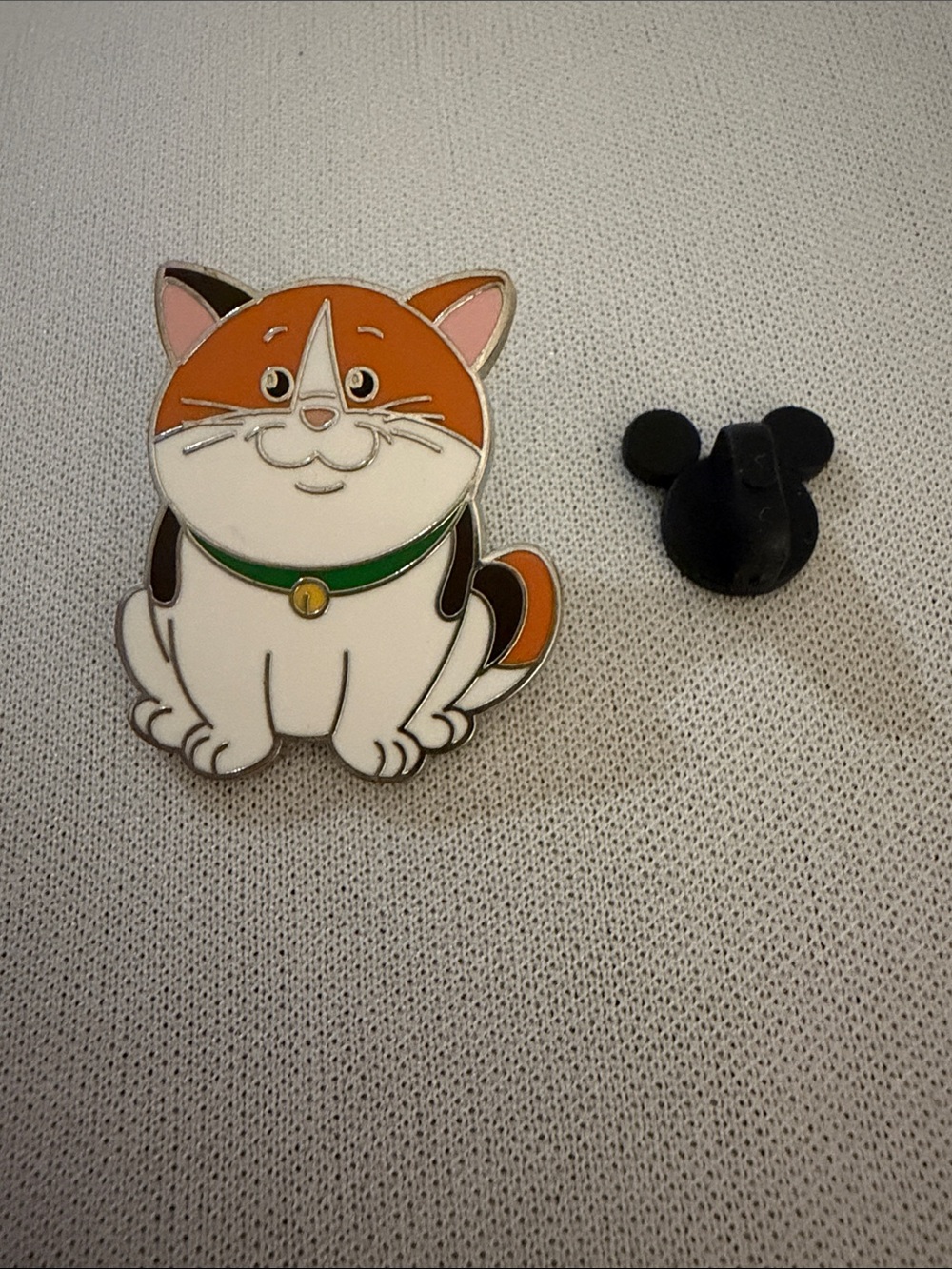 Disney mochi Cat Enamel Pin - White and Orange Cute Cat with Green Collar